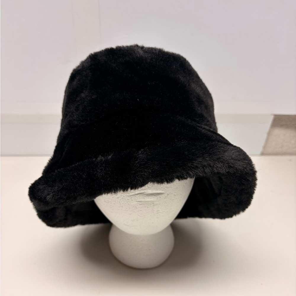 Faux fur bucket hat